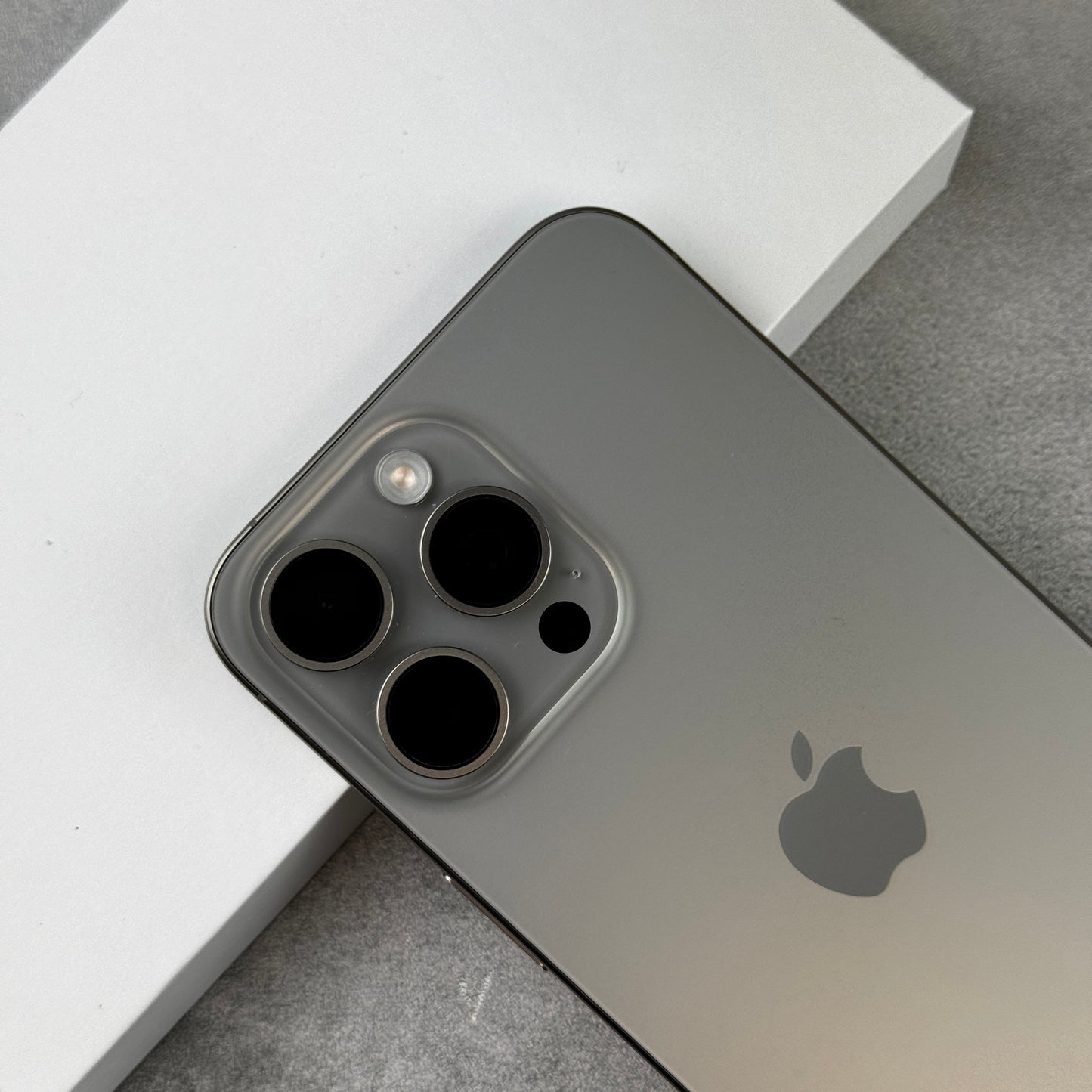 Apple iPhone 15 Pro Max Natural Titanium (Unlocked)