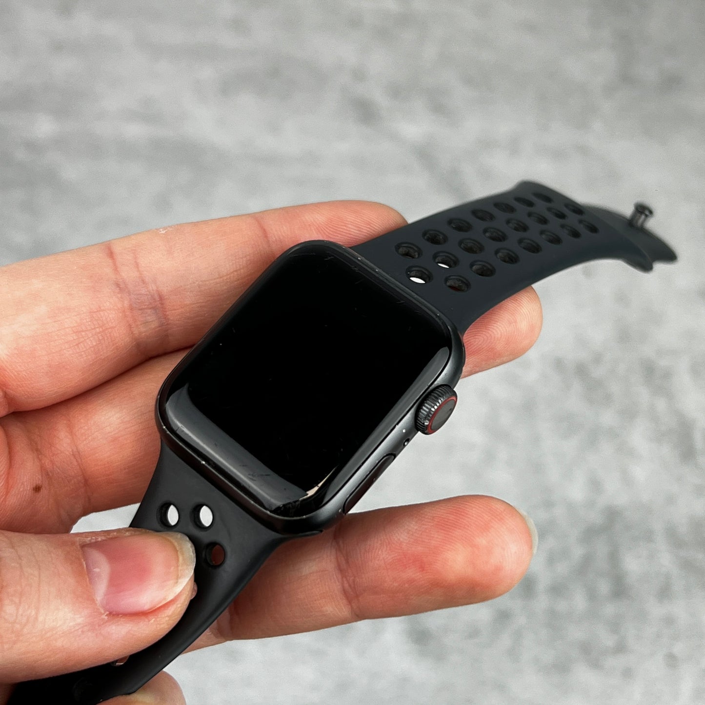 Apple Watch Series 5 40mm Space Grey (CEL) (Heavy Marks and Scratches)