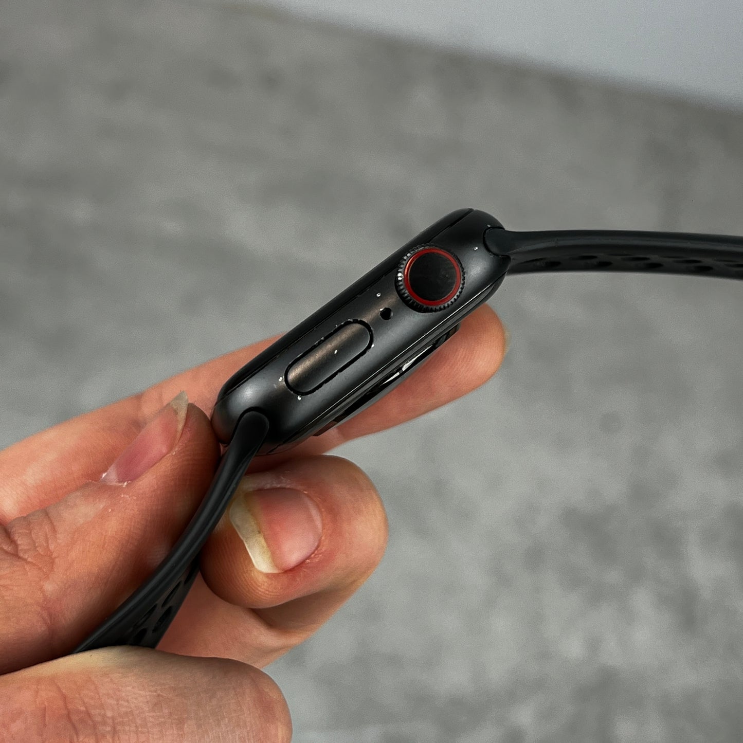 Apple Watch Series 5 40mm Space Grey (CEL) (Heavy Marks and Scratches)