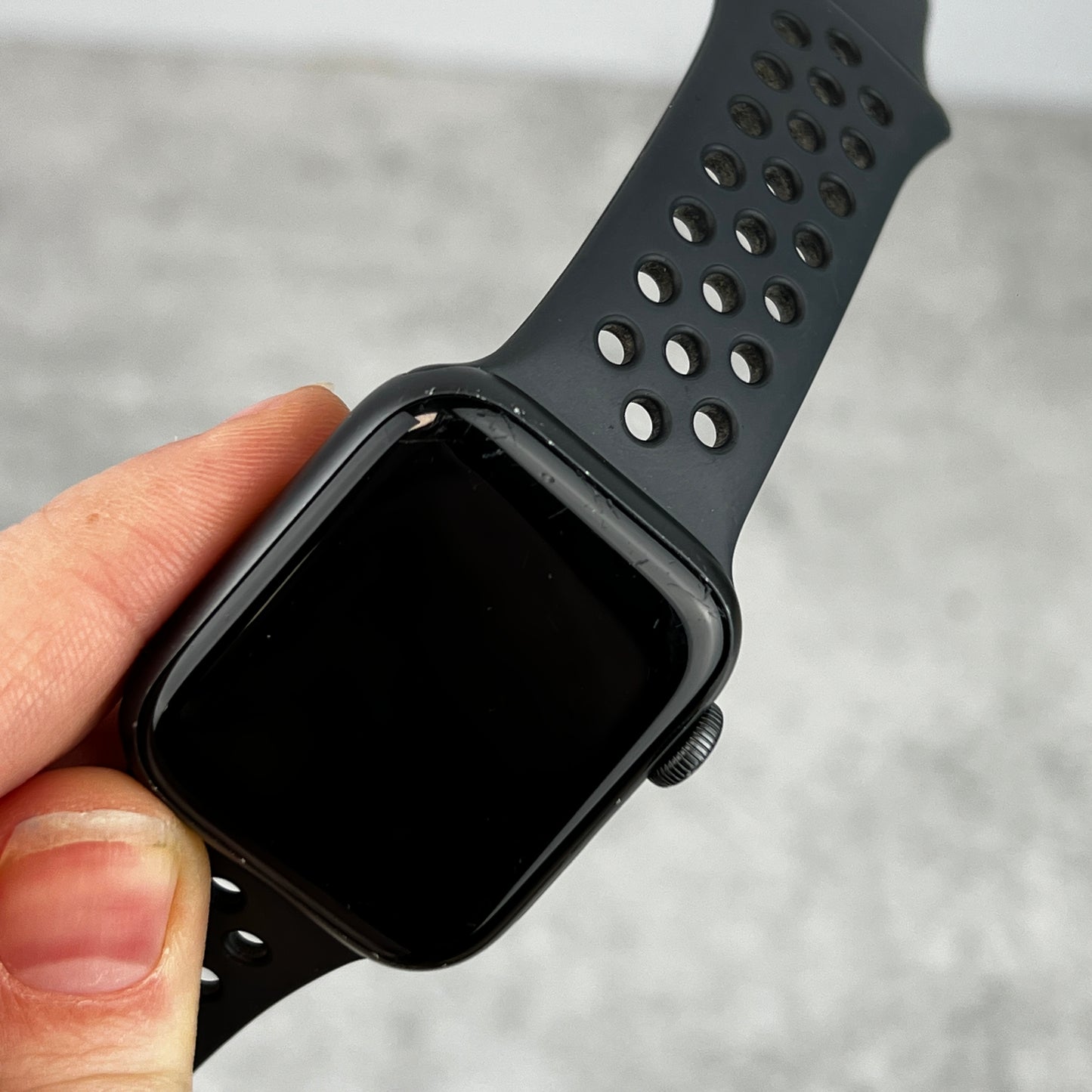 Apple Watch Series 5 40mm Space Grey (CEL) (Heavy Marks and Scratches)