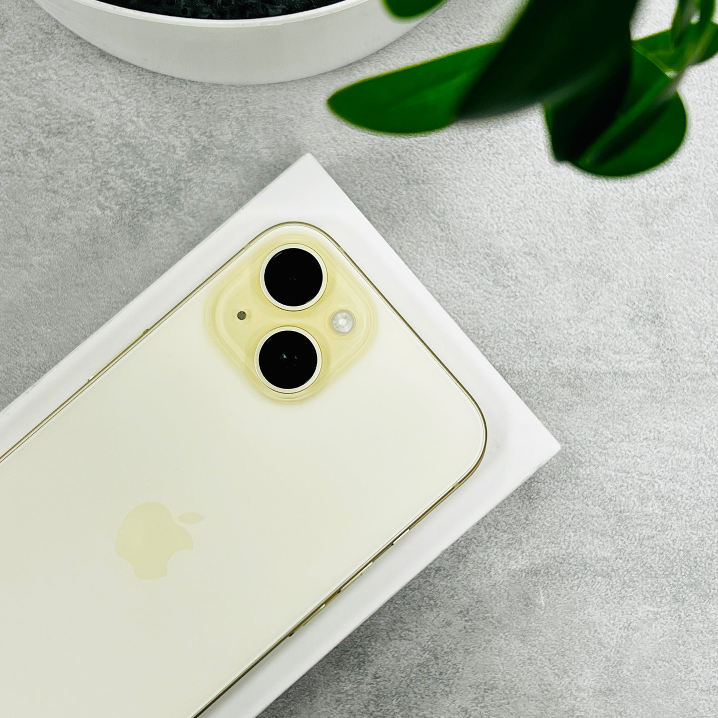 Apple iPhone 15 in Yellow