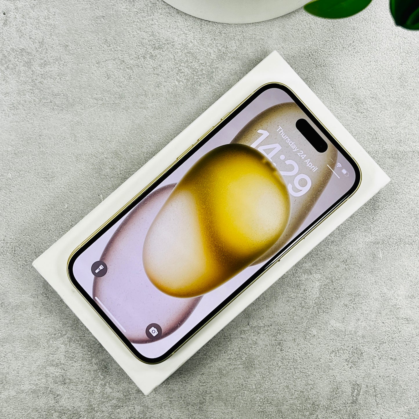 Apple iPhone 15 in Yellow