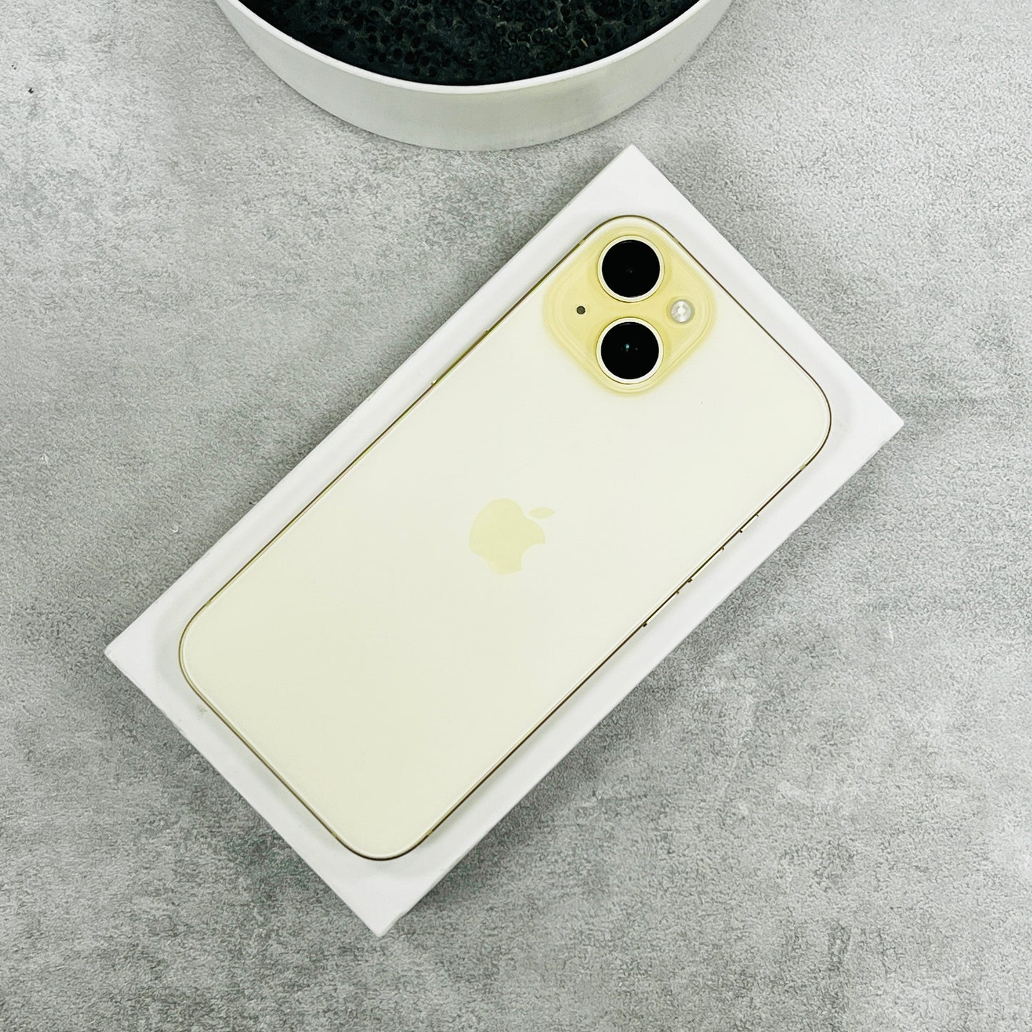Apple iPhone 15 in Yellow