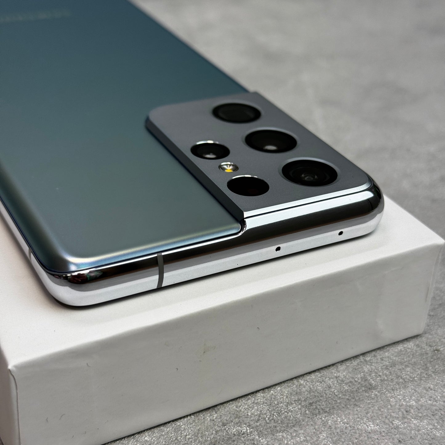 Samsung Galaxy S21 Ultra 128GB (Unlocked) *MARK ON LCD*