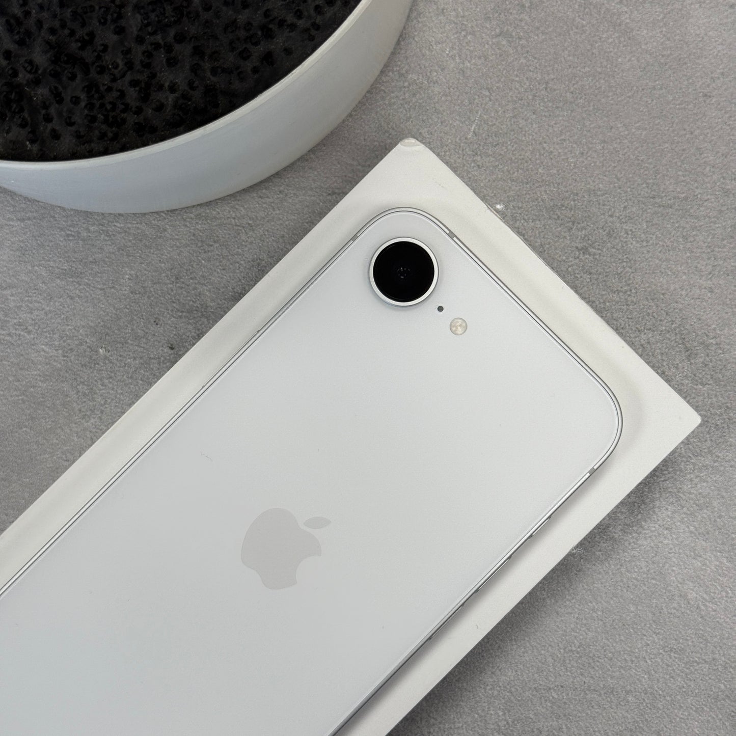Apple iPhone 16e White (Unlocked)
