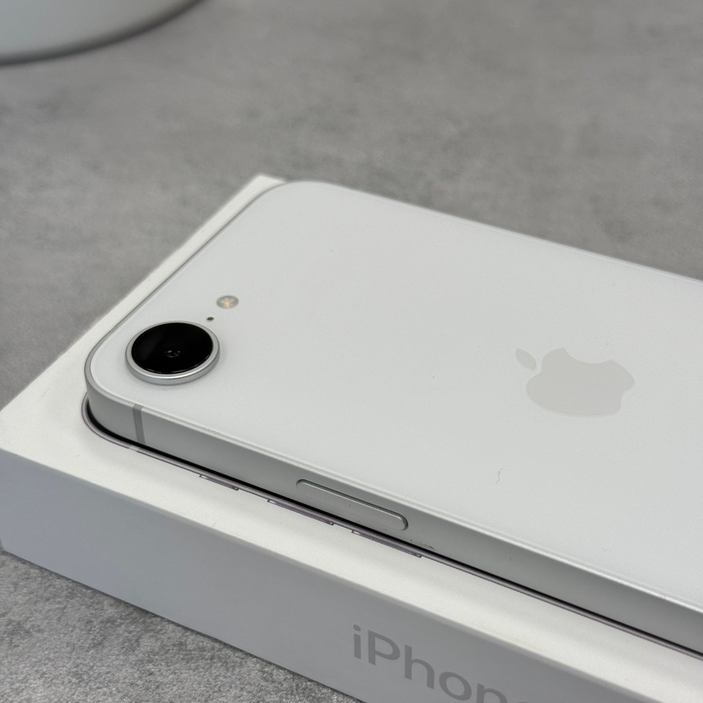 Apple iPhone 16e White (Unlocked)